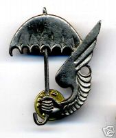 Vietnam-era novelty Mary
Poppins High-Altitude High-Opening parachute badge